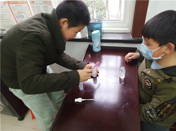 馨康苑社区开展免洗洗手液制作活动