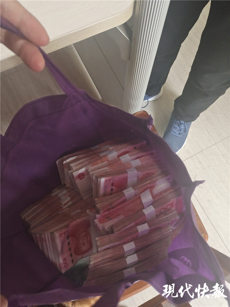 公安局华阳派出所接到吴女士报警称,她从银行取了40万元现金装在包里