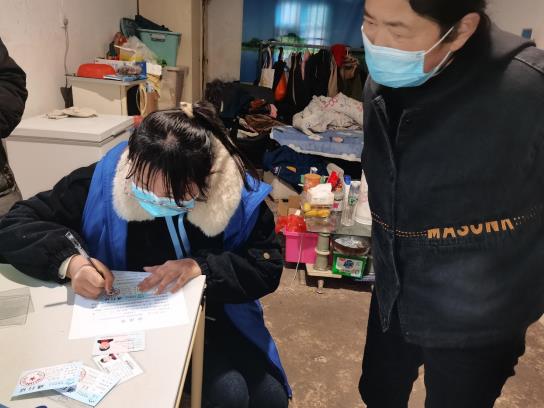 杨柳湖社区：网格员开展“敲门行动” 助力排查流动人员