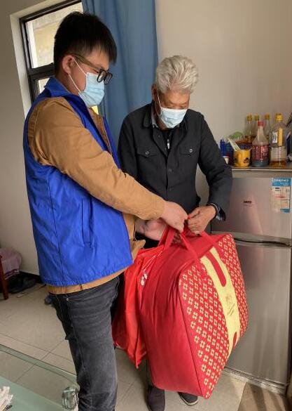晶明村：网格员走访慰问困难退役军人
