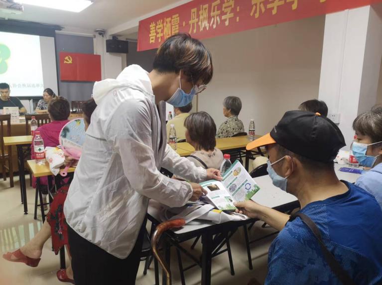 银矿地质社区开展“环境保护从我做起从身边做起”主题读书活动bob官方下载链接(图1)