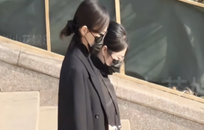 
							唐嫣现身罗晋父亲葬礼，作为儿媳送公公骨灰上车，罗晋在前捧遗像