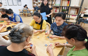 
							指尖拾非遗 螺钿映匠心—诚信社区开展螺钿胸针手工制作活动