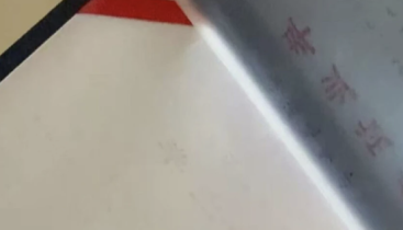毕业证放久了变“无字天书”？网友出招：垫一张纸可防吸附