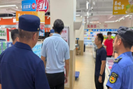 向上社区开展商户治安宣传 筑牢辖区安全“防火墙”