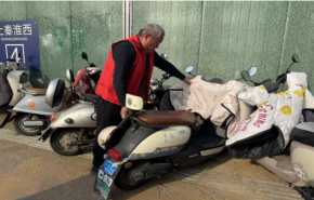 
							银发映初心，志愿护新途 火炬村党员老干部助力地铁新线秩序维护