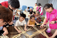 巧手传非遗 温情暖邻里