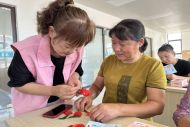 巧手拼搭“永不凋谢的花束”，周郎村积木花开暖邻里