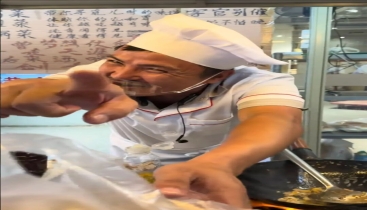 一炒饭摊主长相酷似演员沈腾，摊位多处标注“徐福炒饭”“龙餐厅”等字样，律师：存在侵权风险