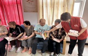 
							栖霞街道联合银矿地质社区开展“老友共读，‘书’说精彩”活动