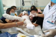福建2岁女童洗澡被独自留在浴室，误触水龙头后70℃热水淋烫近2分钟，就医时哭喊：妈妈我痛死了，我们回去吧