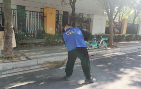 
							秋韵园社区：环境整治进行时，志愿者在行动