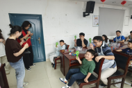 “我的老爸很‘袜’噻” --百水家园社区开展父亲节亲子活动