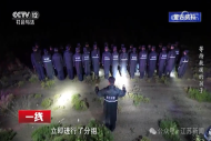 1岁裸体男童走失在海拔3200米沙漠，央视披露搜救详情：民警等50人分组拉起人墙，后续增至几百人，加入直升机、无人机，12小时成功找到