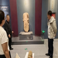 山西一村民在养猪场附近挖出1400年前佛首，汾阳市博物馆：与馆内一尊佛立像相匹配