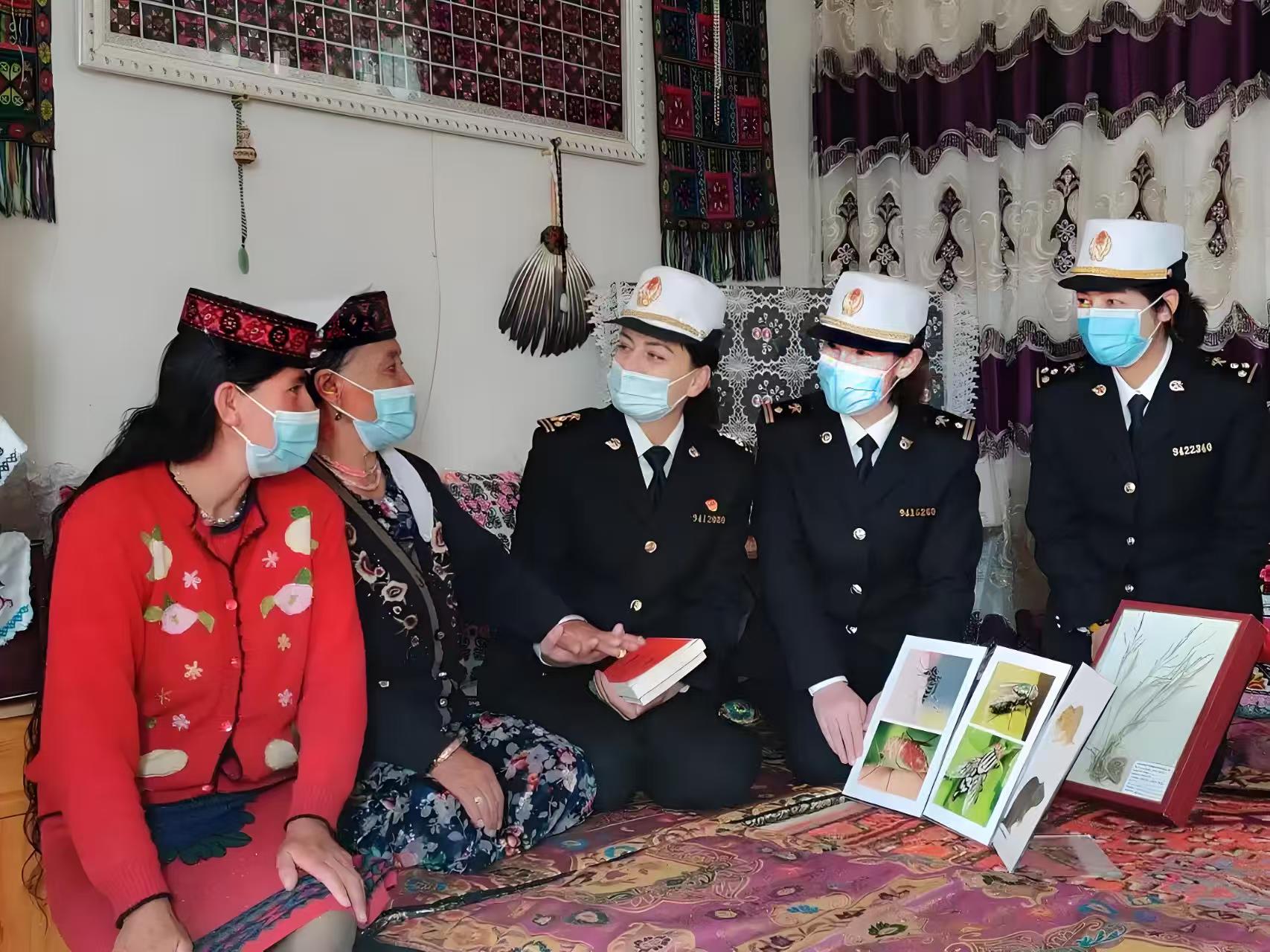 海关卫士向藏民宣传昆虫保护知识 海关卫士向藏民宣传昆虫保护知识