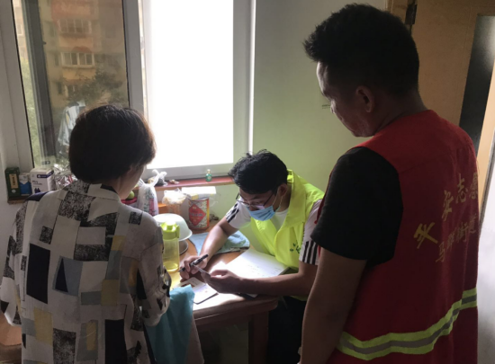 馨康苑社区党支部:党员志愿者关心特殊困难群众