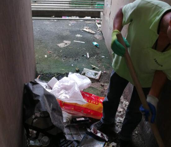 文康苑社区集中清理单元门平台垃圾 提升居民生活环境