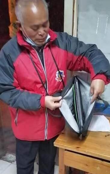 拾金不昧暖人心 文明汇聚正能量