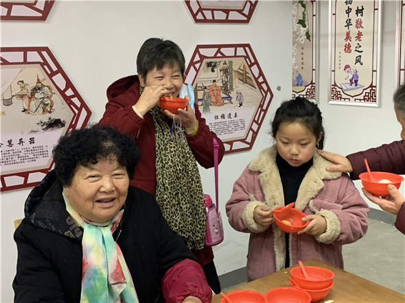 爱心满满 “橘”祥“苹”安 石埠桥村社区团团圆圆闹元宵
