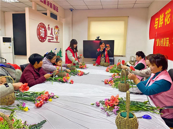 巧手插花乐融融 魅力巾帼展风采