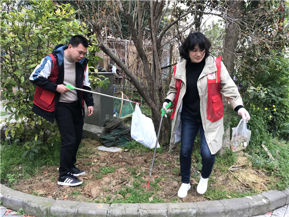 润康苑社区党总支：党群携手“益家人”清扫垃圾焕新颜