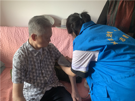 向上社区:关爱社区老人 弘扬雷锋精神