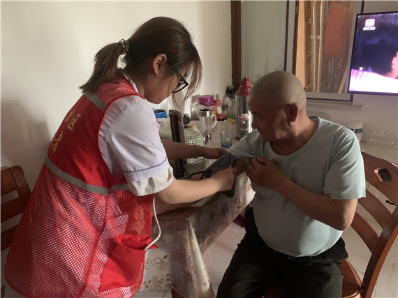 向上社区:关爱社区老人 弘扬雷锋精神
