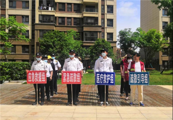 安全演练进小区 筑牢消防安全网
