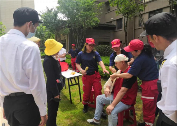 安全演练进小区 筑牢消防安全网