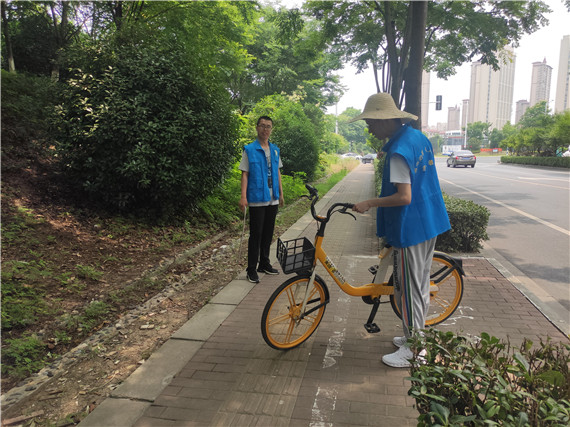 蛇盘社区:护市容 我光荣