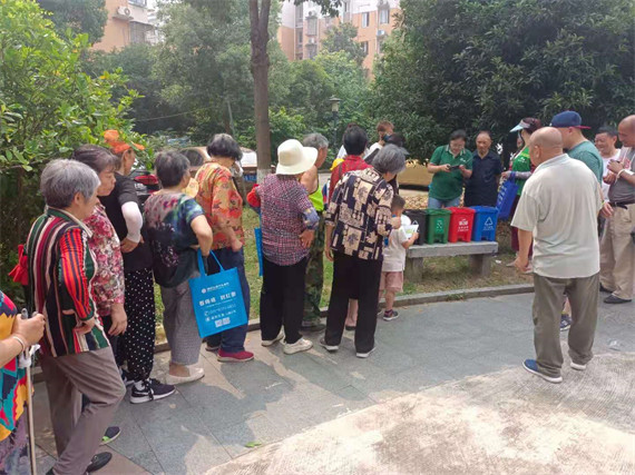 馨康苑社区开展广场活动举办“垃圾分类”趣味课堂