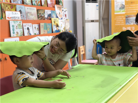 金陵驿社区开展夏天的荷花儿童手工活动