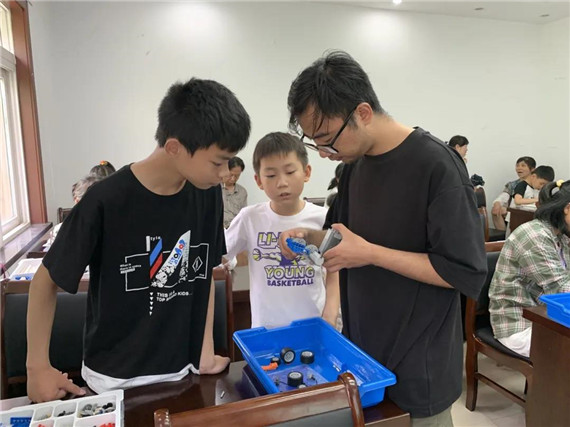 关爱未成年人 馨康苑社区暑期课堂带营员们玩转机器人