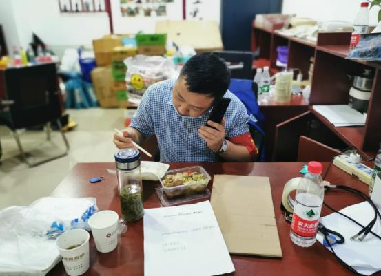 殷巷社区：上阵“父子兵” 携手同抗疫