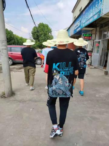 青龙社区：志愿巡查有保障 “草帽小分队”在行动
