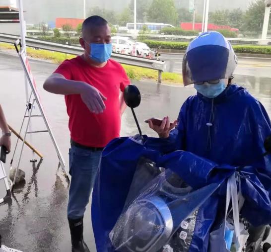 【英雄就在身边】没事没事，我还能再走两步！
