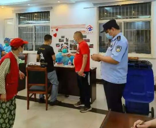 【英雄就在身边】没事没事，我还能再走两步！