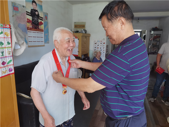 光荣在党五十载 月磨砺铸忠诚