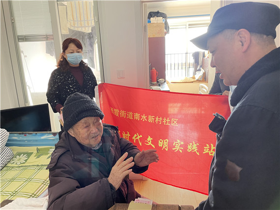 退休党员新春温暖 上门慰问高龄老人