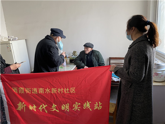 退休党员新春温暖 上门慰问高龄老人