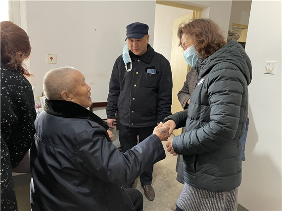 退休党员新春温暖 上门慰问高龄老人