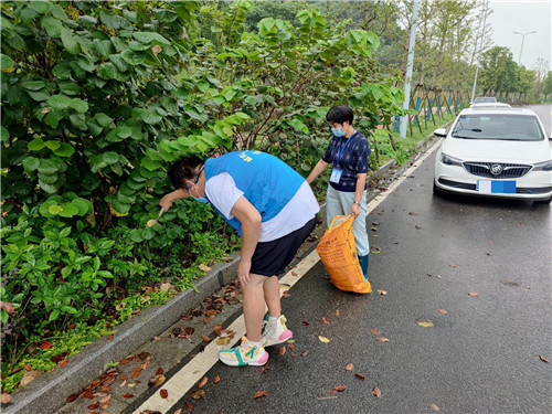 做好道路保洁 创造良好防疫环境