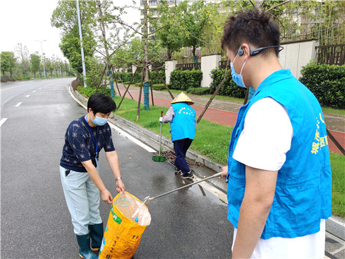 做好道路保洁 创造良好防疫环境