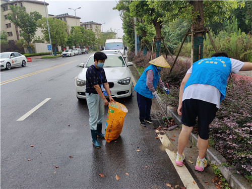 做好道路保洁 创造良好防疫环境