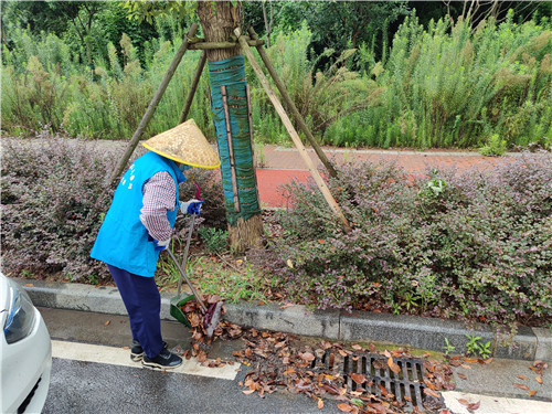 做好道路保洁 创造良好防疫环境