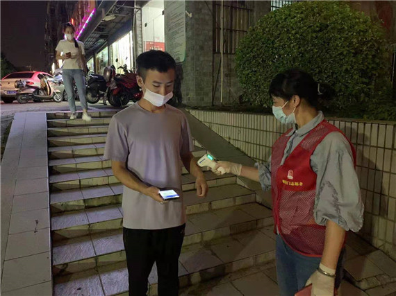 翠林山庄社区开展疫情防控体温测量排查志愿服务活动