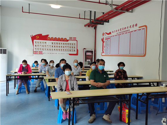 向上社区开展垃圾分类宣传活动