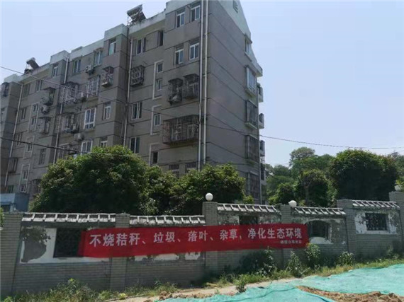 紧盯秸秆禁烧“第一把火”五福家园社区打响蓝天保卫战