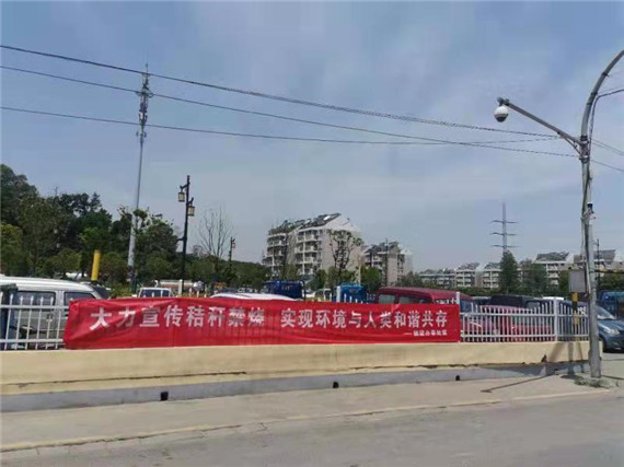 紧盯秸秆禁烧“第一把火”五福家园社区打响蓝天保卫战